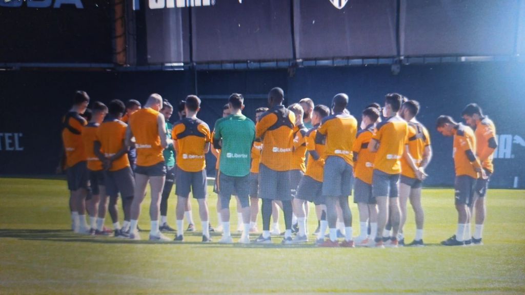 El Valencia prepara el partido contra el Granada con la ausencia de Mangala