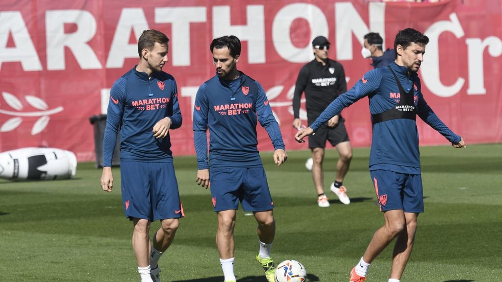 El Sevilla se entrena con Ocampos y Acuña pero sin Fernando