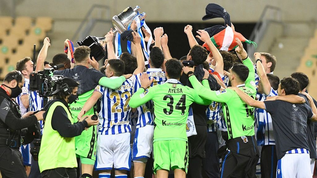 Final Copa del Rey 2020 Athletic Club-Real Sociedad: La celebración de la Real Sociedad desde dentro, escucha los gritos, las declaraciones de los protagonistas, la alegría desbordada, los cánticos, mensajes, la celebración del vestuario...
