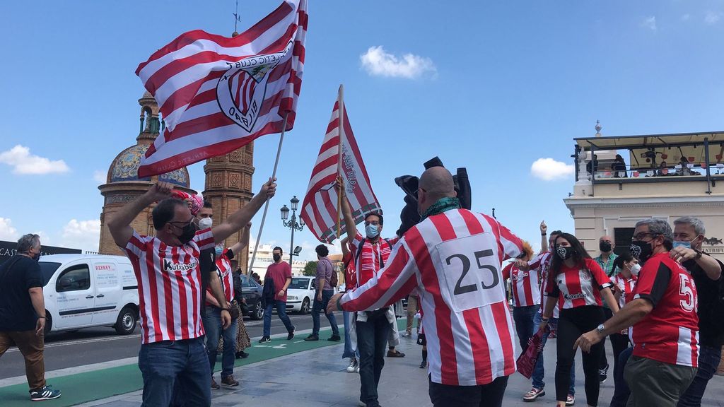 La charanga del Athletic toma el Puente de Triana