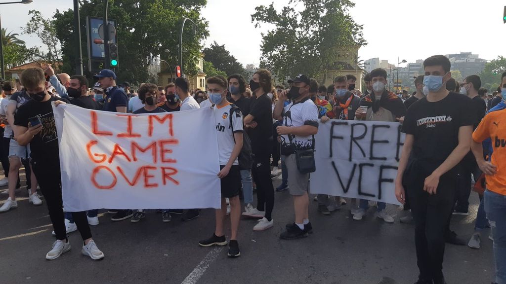 Multitudinaria manifestación del valencianismo contra Peter Lim y Murthy por las calles de Valencia