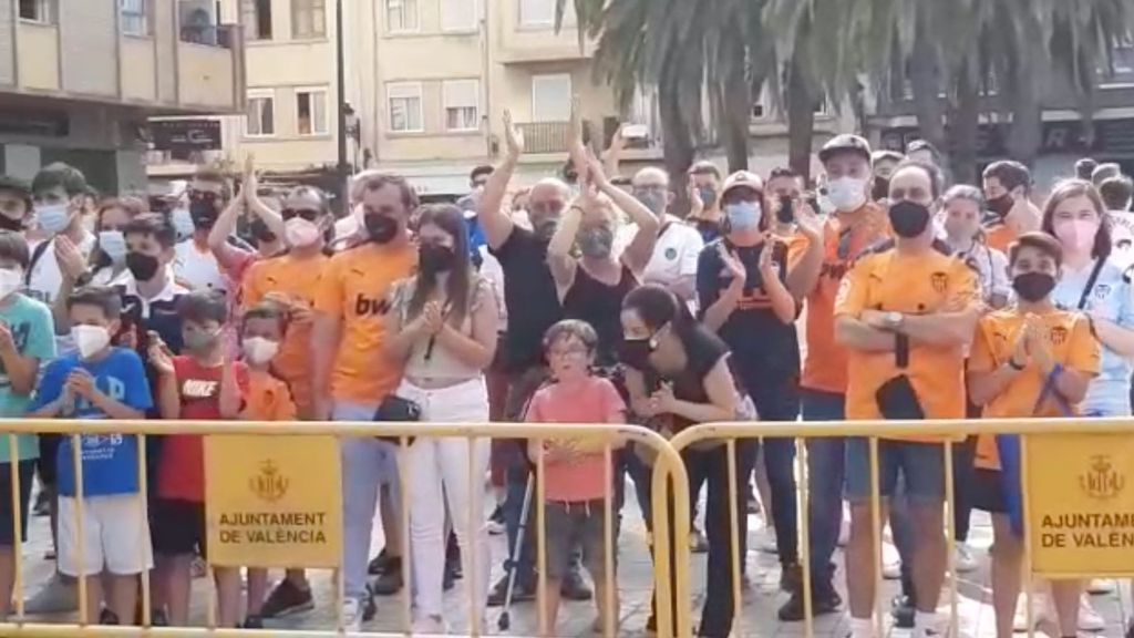 Recibimiento de la afición del Valencia al equipo antes del partido contra el Eibar