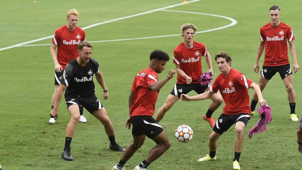 Entrenamiento oficial del Salzburgo, previo al partido de Champions, en el Sánchez Pizjuán