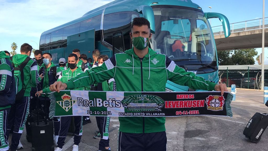 La salida del Betis del aeropuerto de San Pablo para disputar el partido de Europa League ante el Leverkusen