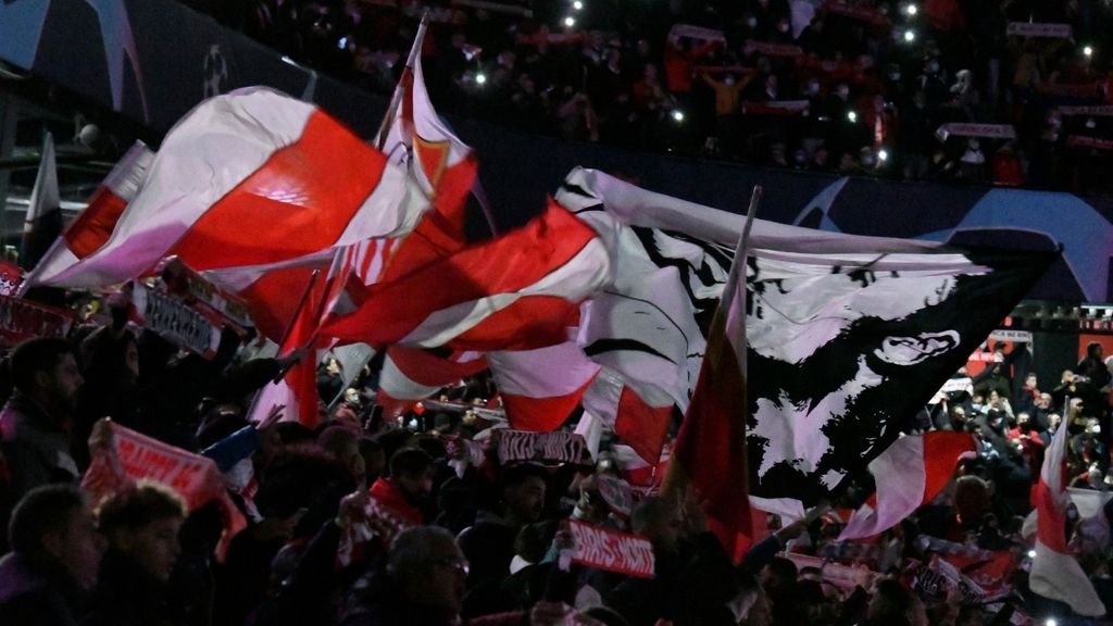 Así de espectacular sonó el himno del Sevilla en la previa del partido de Champions frente al Wolfsburgo en el Sánchez Pizjuán