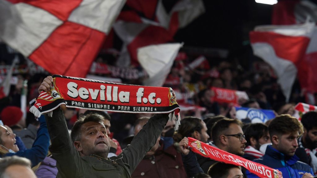 La celebración de los jugadores del Sevilla con los Biris tras la victoria ante el Wolfsburgo en Champions