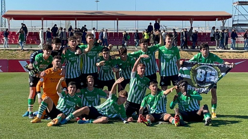 La celebración del Juvenil División de Honor del Betis tras ganar el derbi de Copa