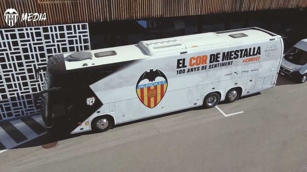 El espectacular hotel del Valencia en Suiza y su autobús que genera admiración