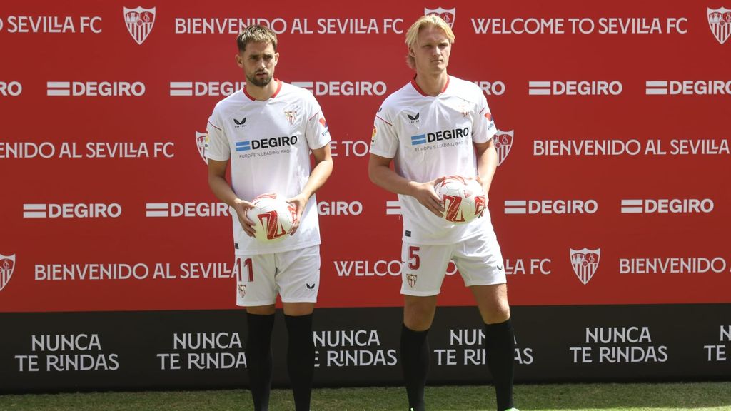 Posado de Januzaj y Dolberg en sus presentaciones como nuevos jugadores del Sevilla