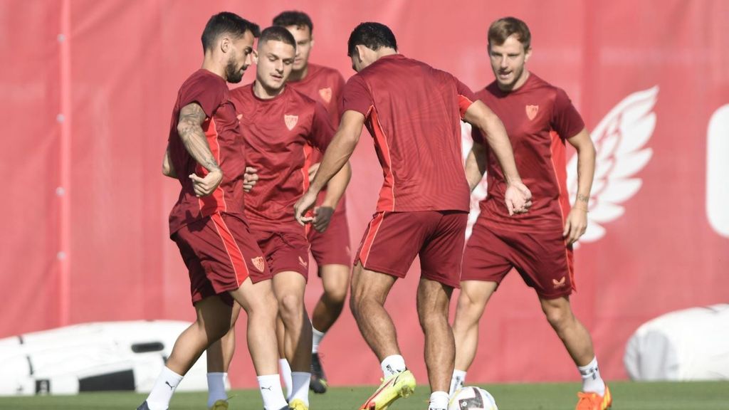 Entrenamiento del Sevilla sin los titulares ni los internacionales tras el empate en Villarreal en LaLiga
