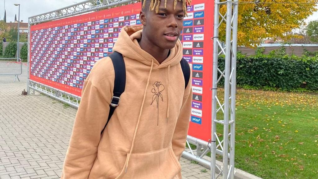 Llegada de Nico Williams a la concentración de la selección española para el Mundial 2022