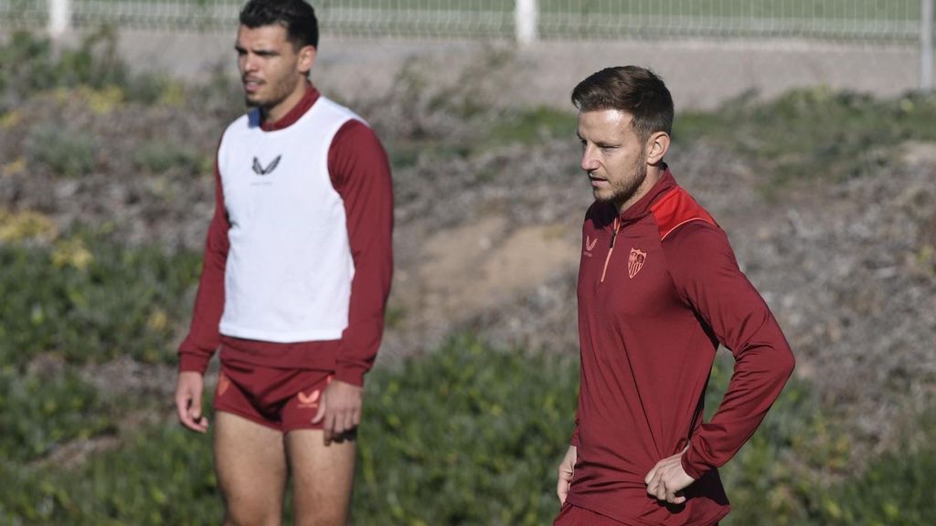 Entrenamiento del Sevilla con las ausencias de Marcao, Tecatito y Lamela (29 de noviembre 2022)