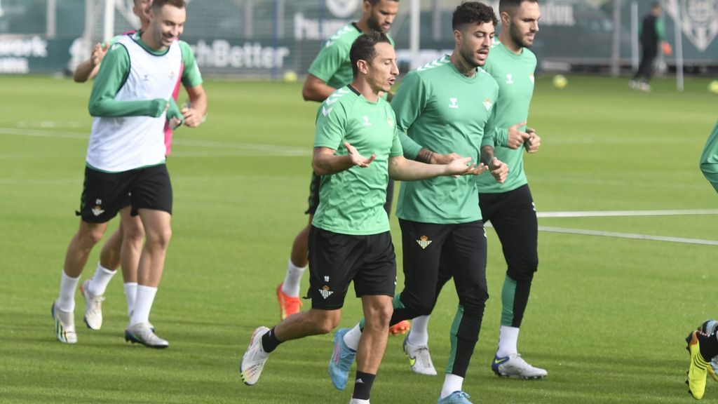 Entrenamiento del Betis con la novedad de la vuelta de Guardado del Mundial de Qatar 2022 y las ausencias de Canales y Paul