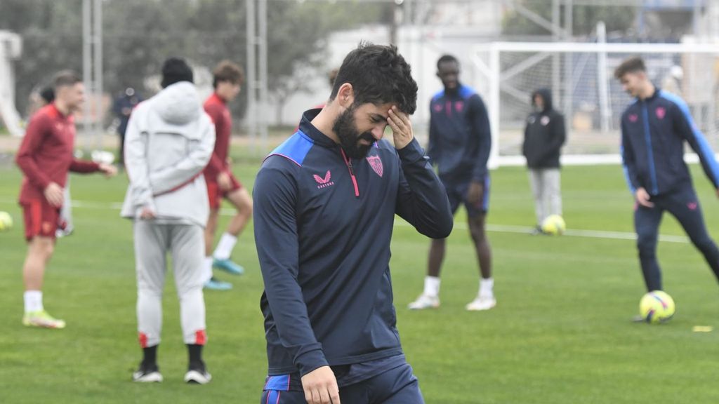 Isco se retira del entrenamiento del Sevilla en pleno rondo, ante el asombro de sus compañeros
