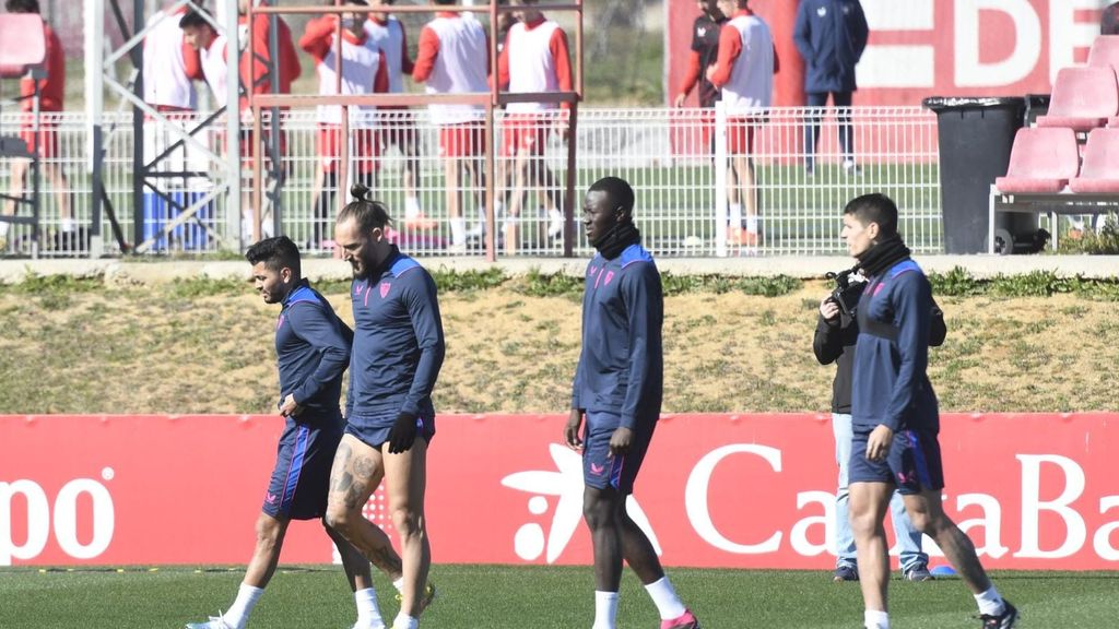 Entrenamiento del Sevilla para preparar el partido frente al Atlético de Madrid en el Metropolitano