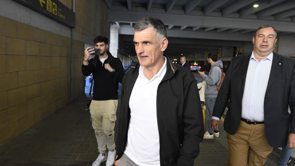 Llegada de Mendilibar al aeropuerto de San Pablo para firmar como nuevo entrenador del Sevilla