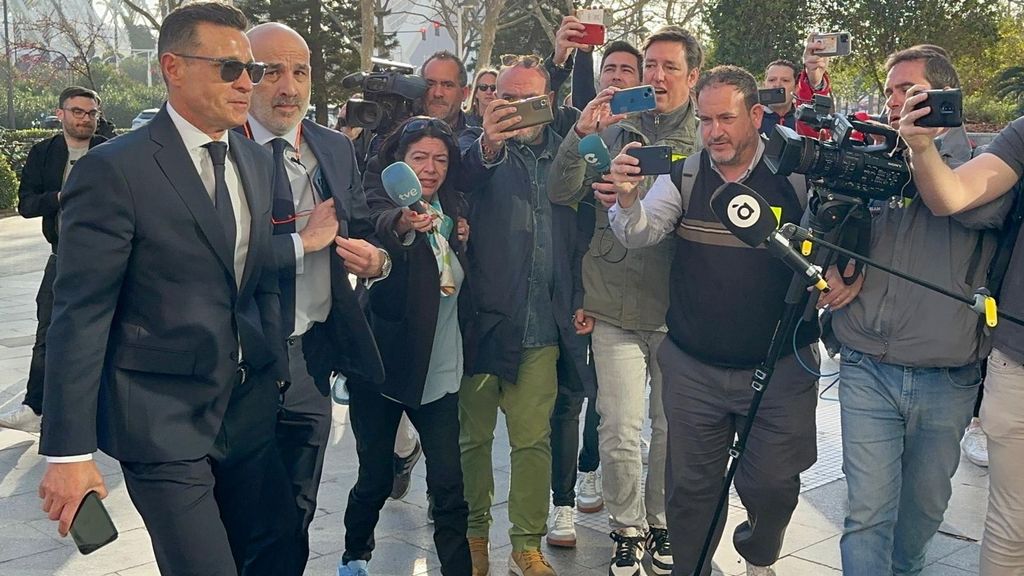 Amadeo Salvo llega entre insultos al juzgado