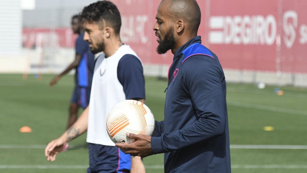 Buen rollo de Marcao en el entrenamiento del Sevilla donde ya es uno más tras superar su lesión