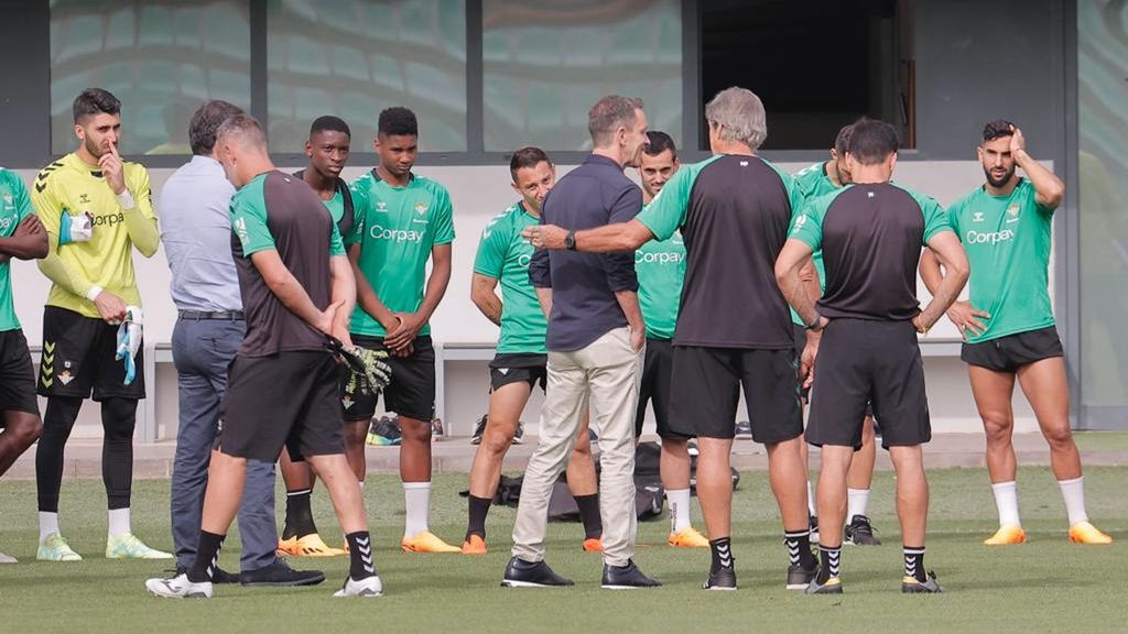 Primer entrenamiento de Ramón Planes con el Betis: Visita a la plantilla y charla con Pellegrini