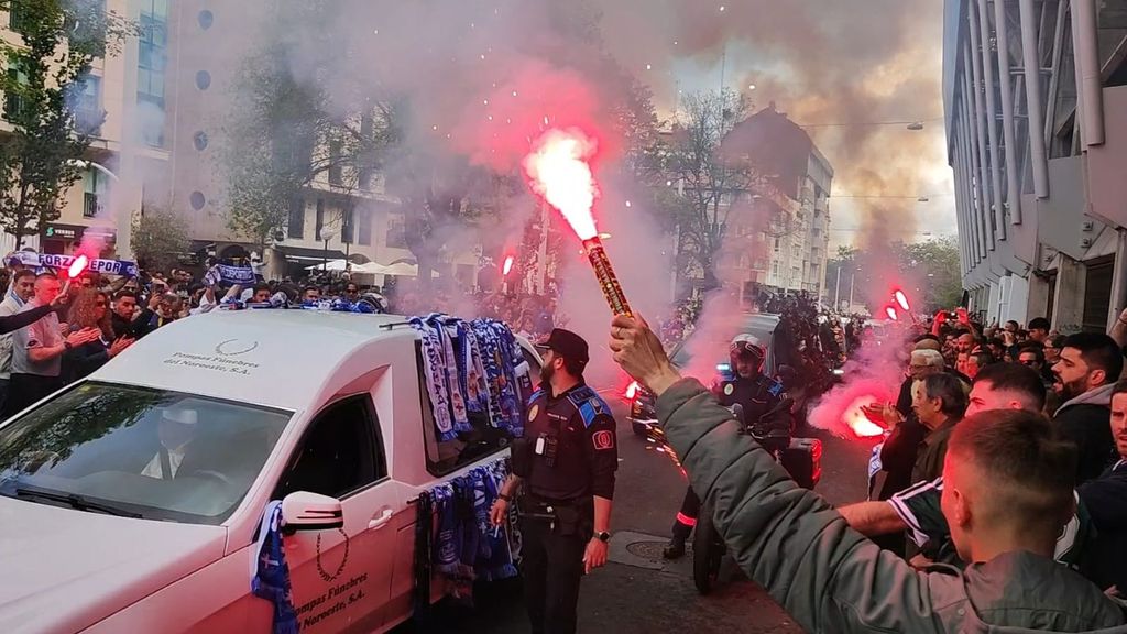 La última despedida de Arsenio con la salida del féretro de Riazor