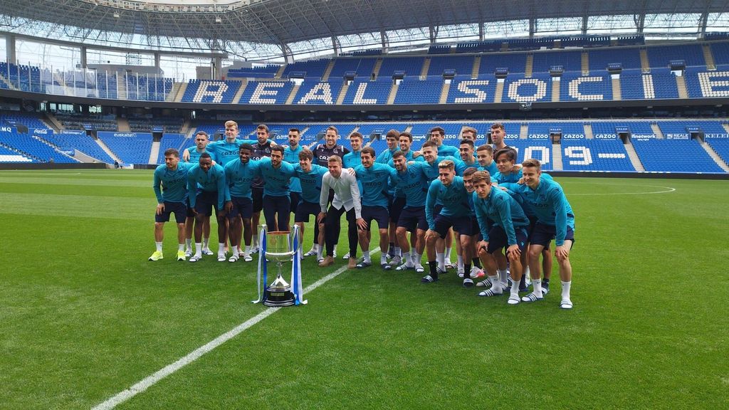 De capitán a capitán: Illarramendi y Oyarzabal sostienen la Copa del Rey acompañados de la plantilla