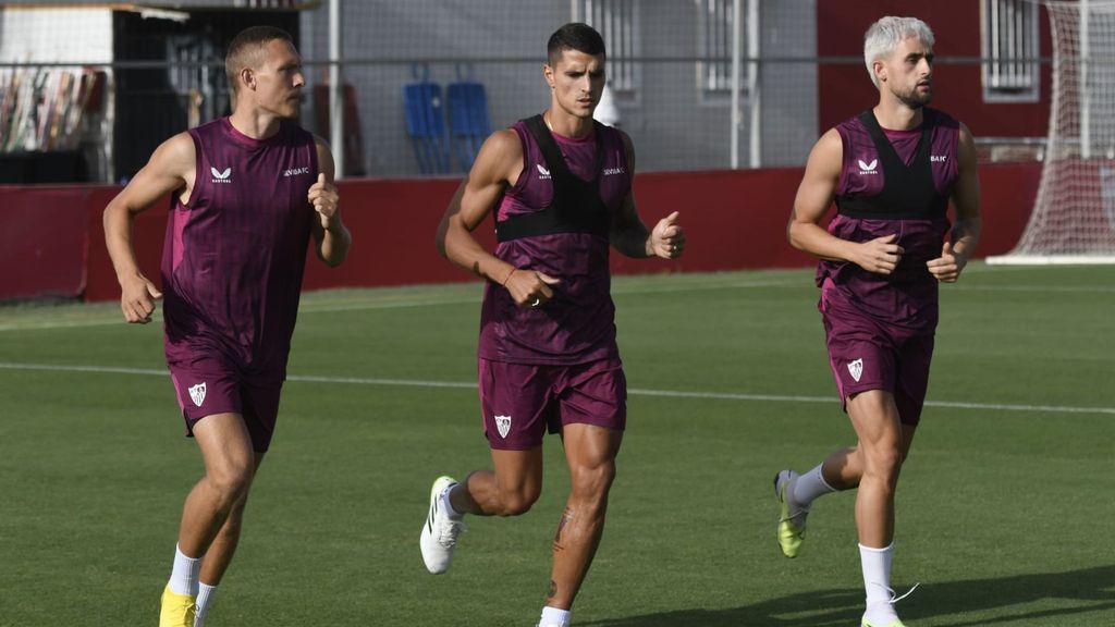Lamela, Marcao, Augustinsson y Januzaj entrenan al margen de sus compañeros a una semana del inicio de LALIGA en el Sevilla