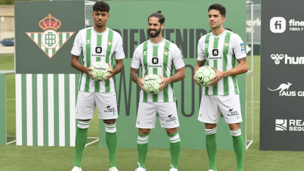 Isco, Bartra y Chadi Riad posan con la camiseta del Betis sobre el césped de la ciudad deportiva