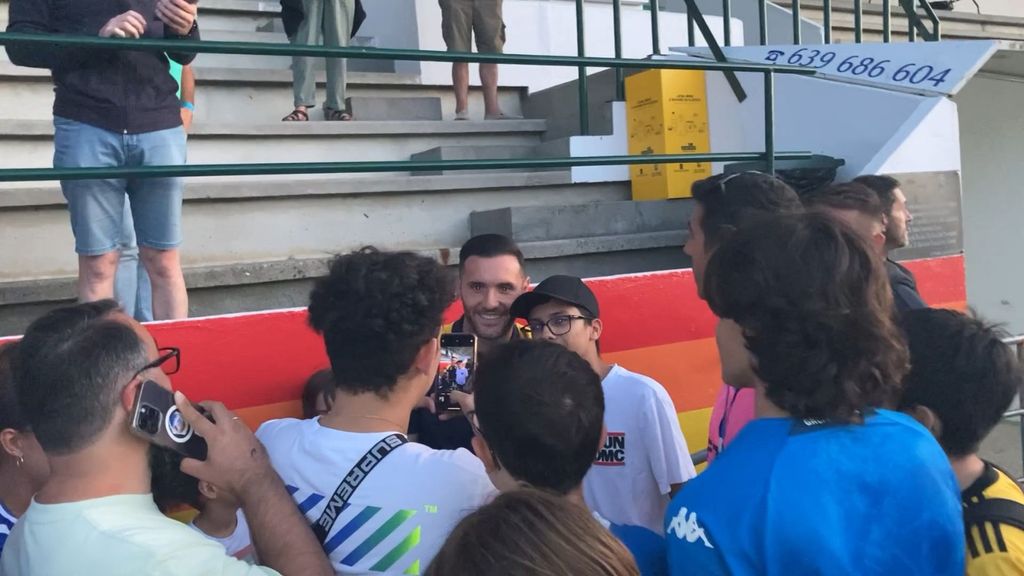 La locura en A Pobra con Lucas Pérez: todos esperaban por él