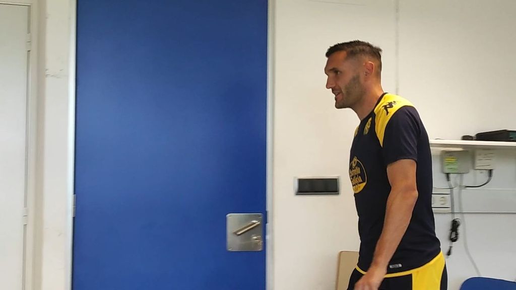 Lucas Pérez acompaña a Ximo Navarro en su presentación con el Deportivo