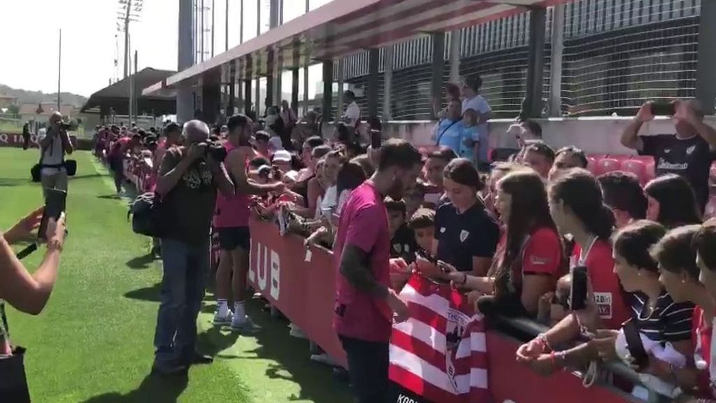 Firma de autógrafos en Lezama, con la afición del Athletic
