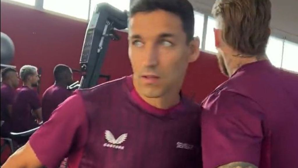 El abrazo de dos amigos: Así ha sido el reencuentro entre Sergio Ramos y Jesús Navas en el vestuario del Sevilla