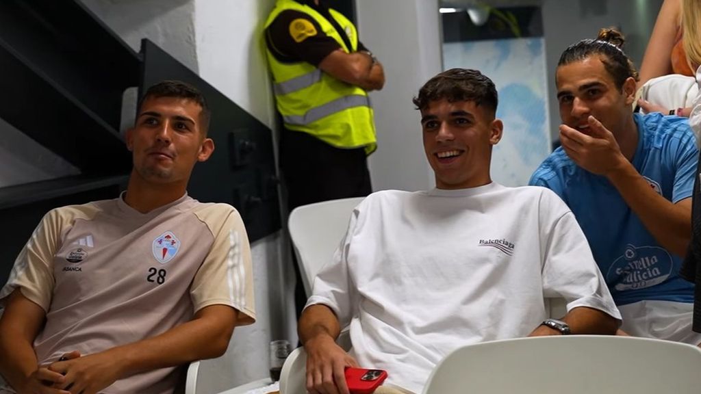 Gabri Veiga disfruta de la victoria del Celta Fortuna en Riazor junto a sus antiguos compañeros