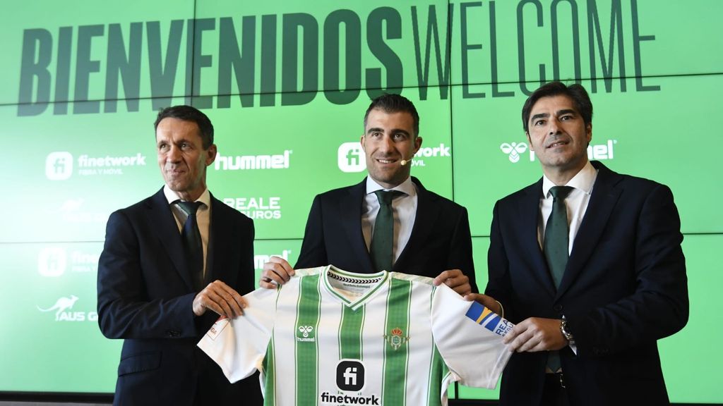 Sokratis posa con la camiseta del Betis en su presentación junto a Ramón Planes y Ángel Haro