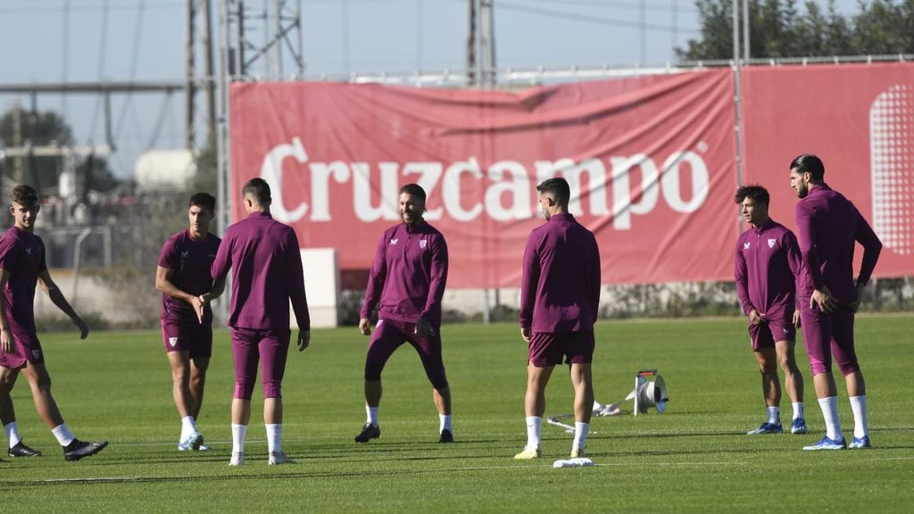 Entrenamiento del Sevilla sin internacionales, lesionados y sin Diego Alonso