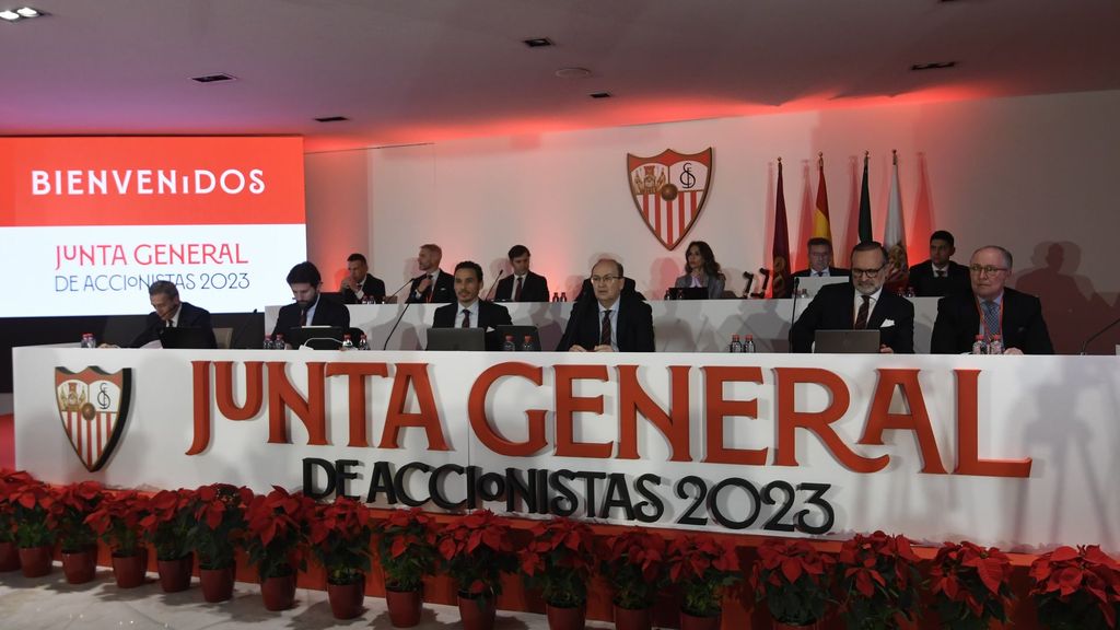 Los accionistas del Sevilla esperan que comience la Junta 2023