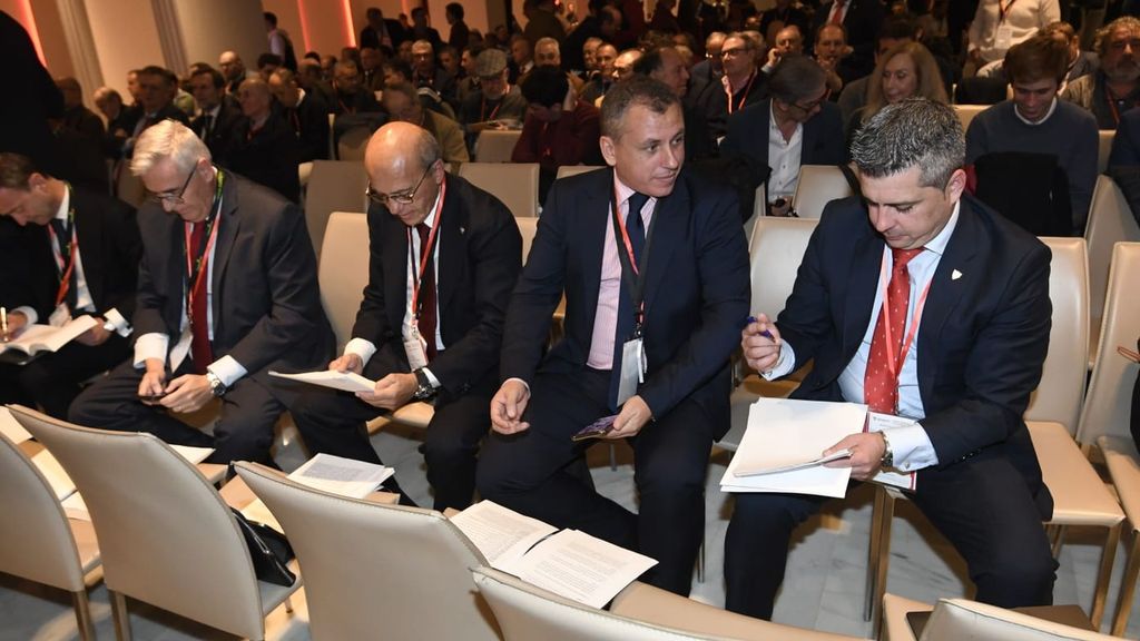 Del Nido Benavente no tiene mesa en la Junta de accionistas del Sevilla 2023 e improvisa una poniendo una fila de sillas del revés