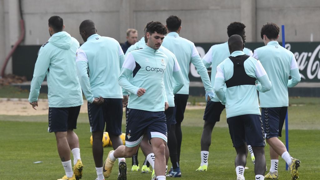 Pasillito a Cardozo en su primer entrenamiento con el Real Betis