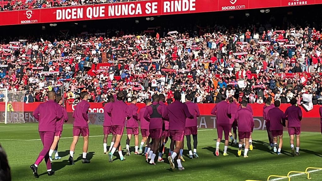 La afición entona el himno en la salida de los jugadores al entrenamiento a puerta abierta en el Sánchez-Pizjuán