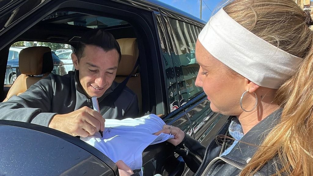 La fan de Guardado que no para hasta llegar hasta él: "Llevo toda la mañana aquí"