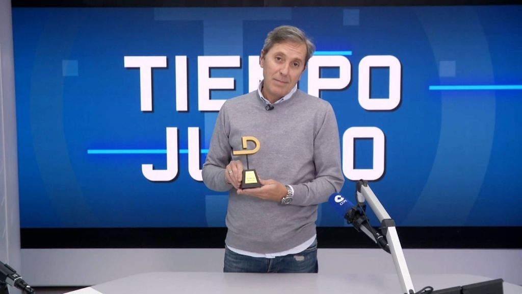 Pepe Domingo Castaño recibe (recoge Paco González) el Premio DEX 2023 Divulgación