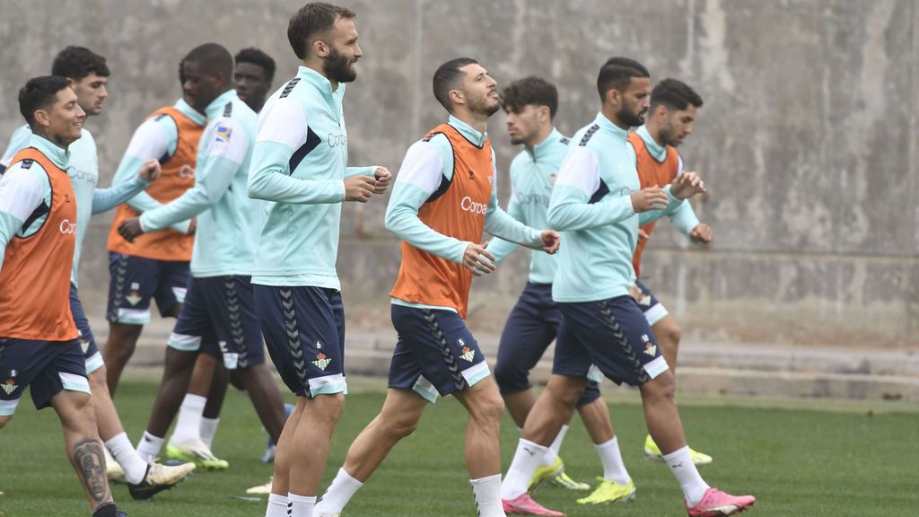 Último entrenamiento del Betis antes del partido frente al Rayo Vallecano con la baja de última hora de Marc Roca