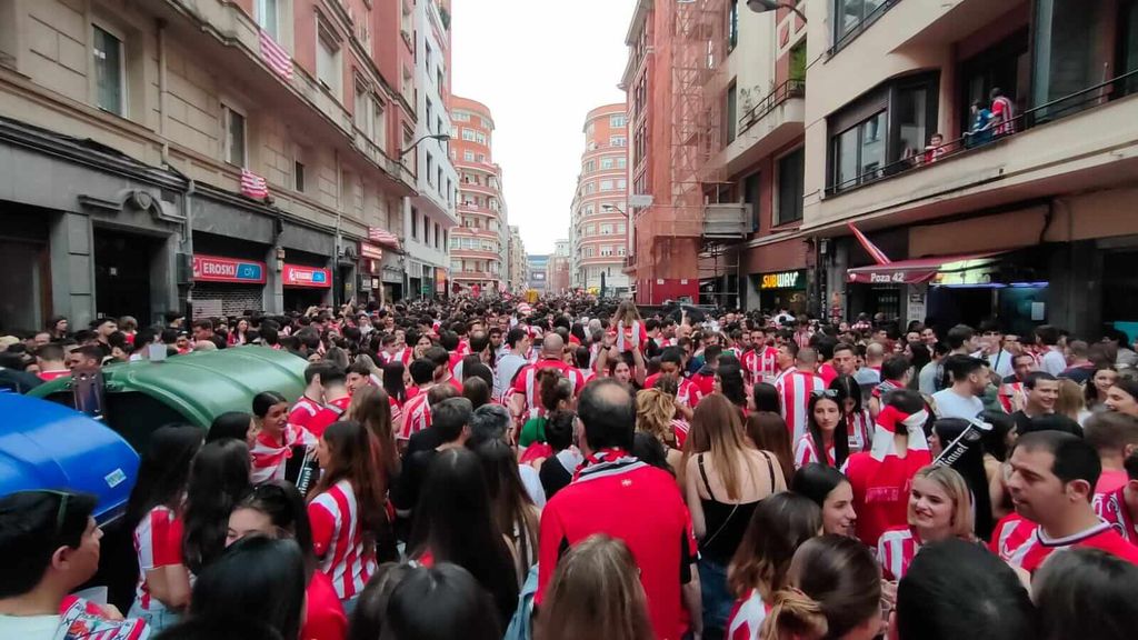 Una previa a la altura de un partido normal: Pozas se llenó de hinchas del Athletic durante toda la tarde