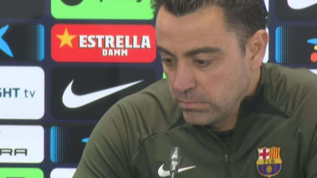 Las caras de Xavi Hernández cuando Joan Laporta anuncia su continuidad