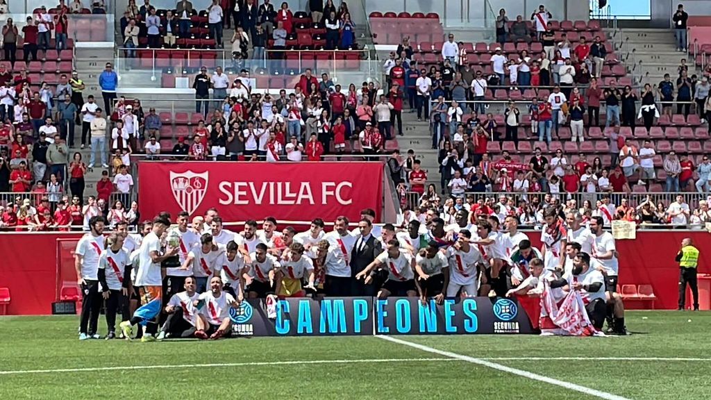 El Palo le hace el pasillo al Sevilla Atlético tras proclamarse campeón de 2 RFEF