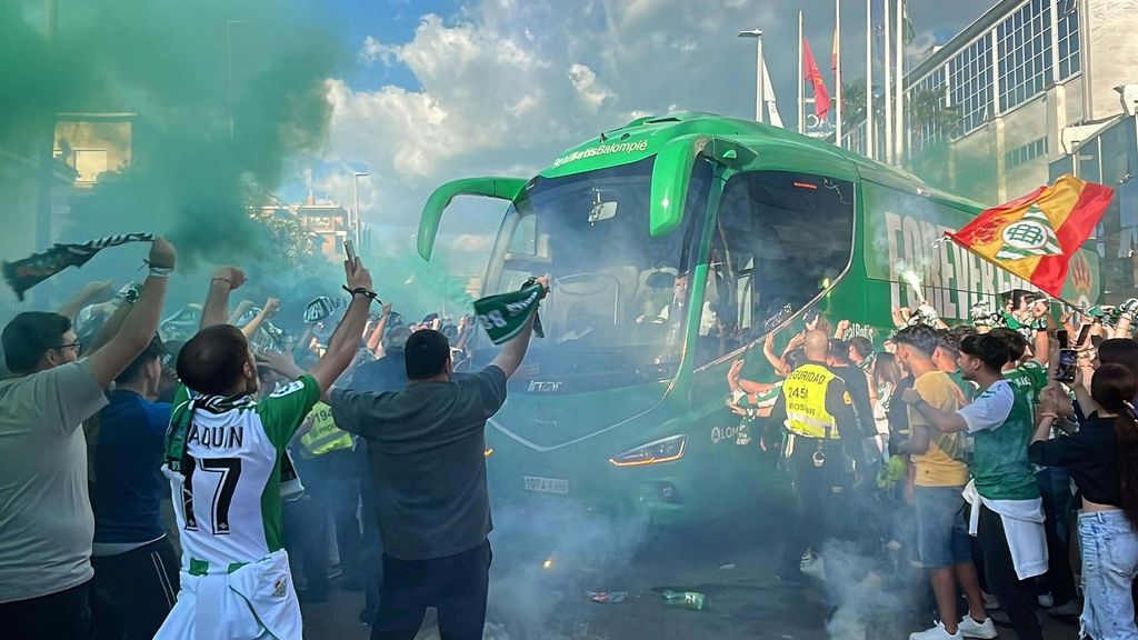 La espectacular llegada del autobús del Betis al Villamarín para el Gran Derbi