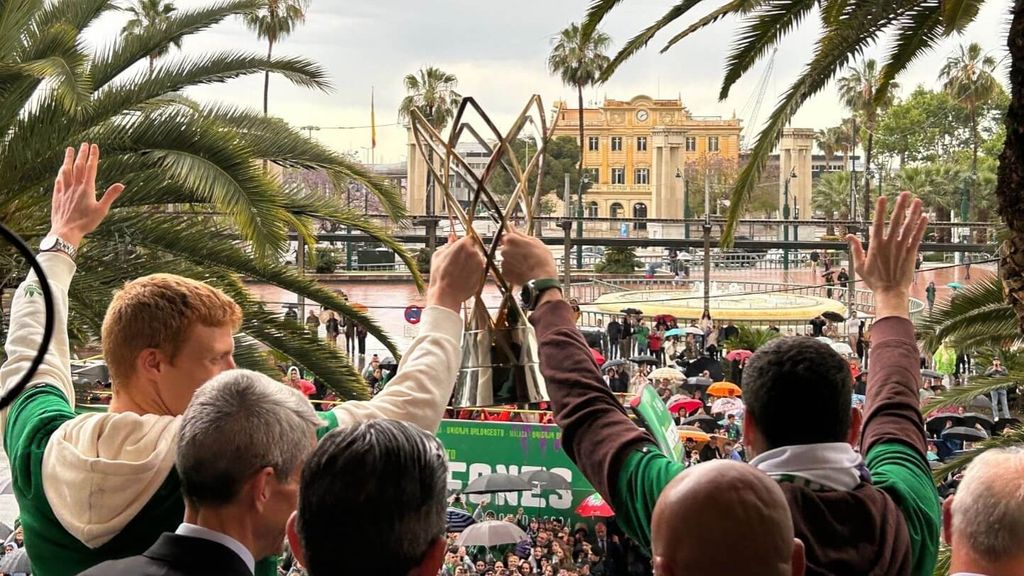El Unicaja celebra el título de la Champions League por las calles de Málaga