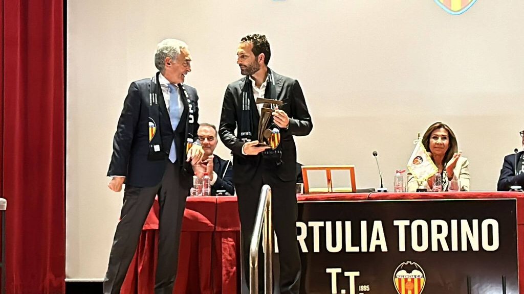 Rubén Baraja recibe el premio de la Tertulia Torino
