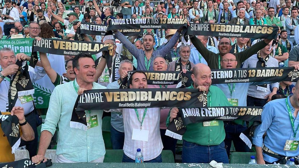 Los socios más antiguos presumen de bufanda conmemorativa y se arrancan con el himno del Betis