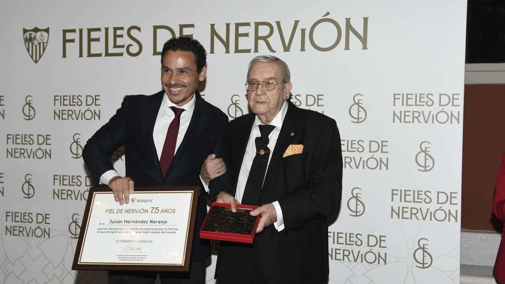 El momento más especial de Fieles: entrega de placa al socio 2 del Sevilla FC