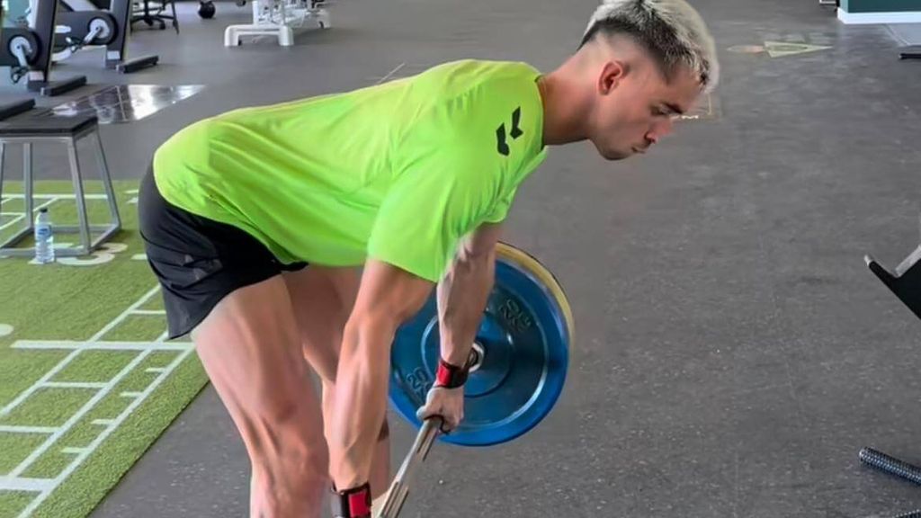 Marc Roca entrenando con pesas.